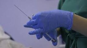 seringa nas mãos de um médico